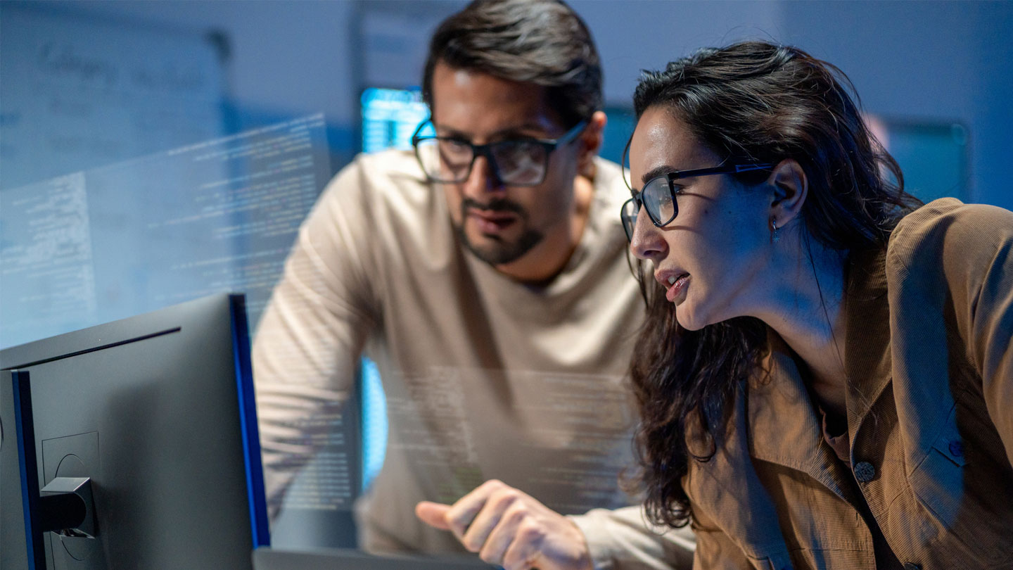 2 people looking at a pc screen